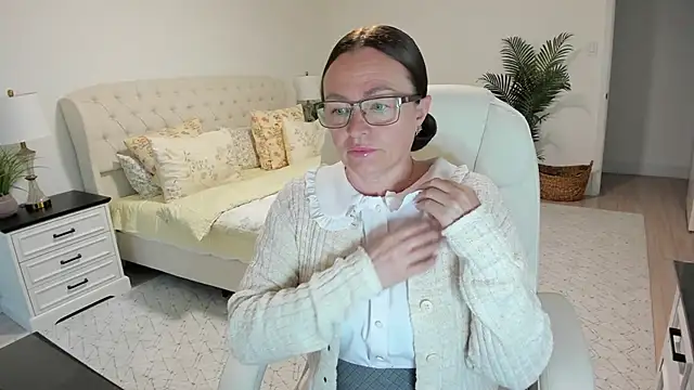 Snapshot of Vika73 chatting on 05/18/26, 10:43 Vika73 online show from 05/18/26, 10:43