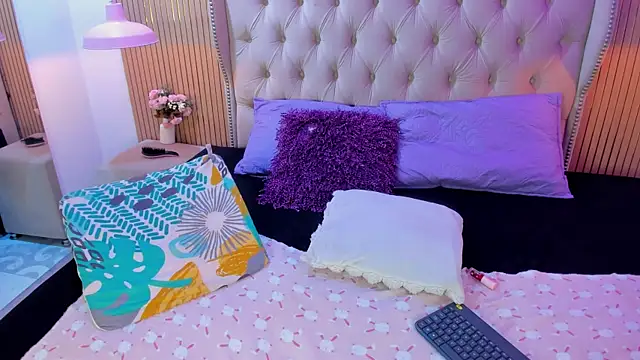 Violetaruizz online show from 05/19/26, 02:23