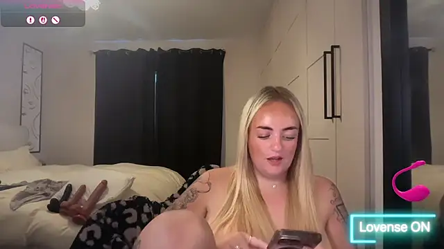 Snapshot of CurvyWetWife chatting on 06/13/26, 02:04 CurvyWetWife online show from 06/13/26, 02:04