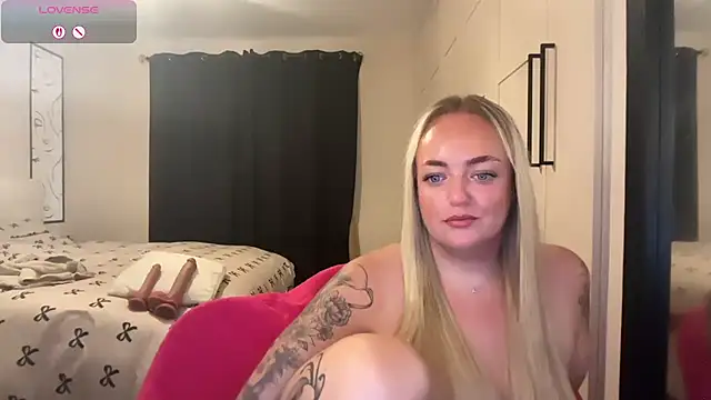 Snapshot of CurvyWetWife chatting on 06/27/26, 07:46 CurvyWetWife online show from 06/27/26, 07:46