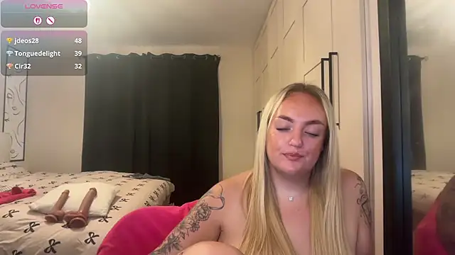 Snapshot of CurvyWetWife chatting on 07/02/26, 09:15 CurvyWetWife online show from 07/02/26, 09:15