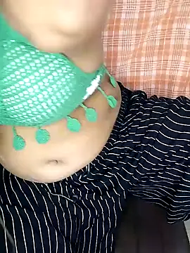 Snapshot of Tamil_Hot_Kulfi chatting on 05/17/26, 04:36 Tamil Hot Kulfi online show from 05/17/26, 04:36