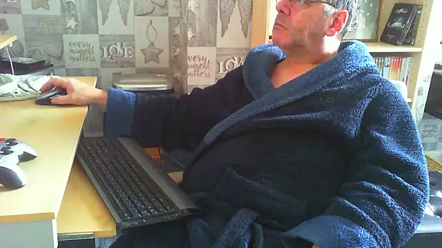 Snapshot of fatboy250 chatting on 05/19/26, 04:13 fatboy250 online show from 05/19/26, 04:13
