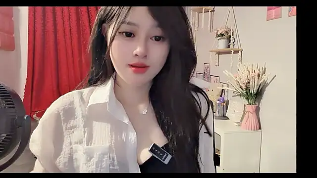 Snapshot of Bee-Cherry chatting on 06/27/26, 06:18 Bee-Cherry online show from 06/27/26, 06:18