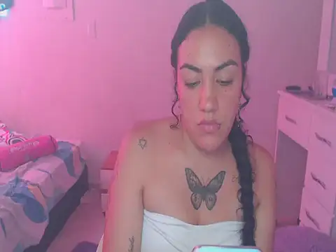 Snapshot of laila_silk chatting on 05/22/26, 08:47 laila silk online show from 05/22/26, 08:47