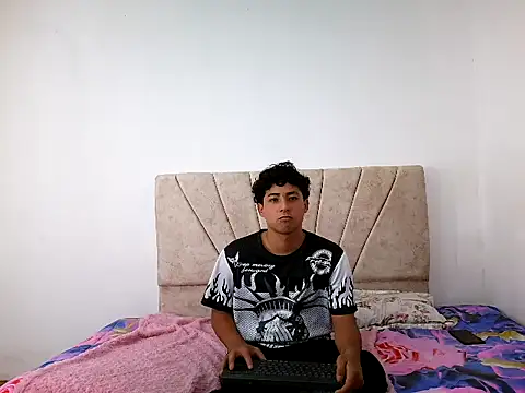 Snapshot of Robertt_Brown chatting on 05/27/26, 05:04 Robertt Brown online show from 05/27/26, 05:04