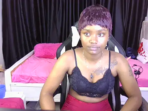 Snapshot of Queen_lyla01 chatting on 05/21/26, 04:14 Queen lyla01 online show from 05/21/26, 04:14