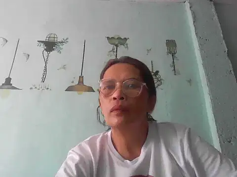 Snapshot of momshe2026 chatting on 06/14/26, 07:10 momshe2026 online show from 06/14/26, 07:10