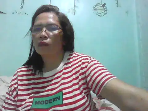 Snapshot of momshe2026 chatting on 06/20/26, 08:00 momshe2026 online show from 06/20/26, 08:00