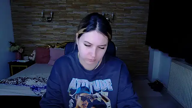 Snapshot of MiraHaze chatting on 12/23/24, 03:50 MiraHaze online show from 12/23/24, 03:50