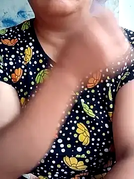 Snapshot of Bong_sexy chatting on 06/18/26, 12:33 Bong sexy online show from 06/18/26, 12:33