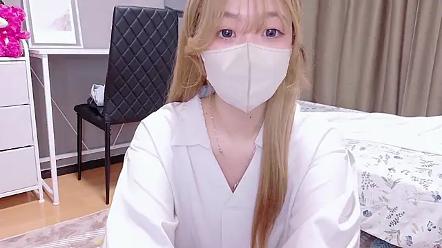 Snapshot of Riona_H chatting on 05/23/26, 04:39 Riona H online show from 05/23/26, 04:39