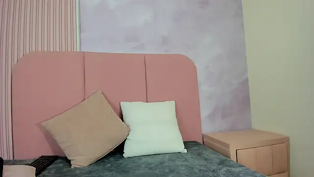 Snapshot of Rosa_Aura chatting on 06/17/26, 01:52 Rosa Aura online show from 06/17/26, 01:52
