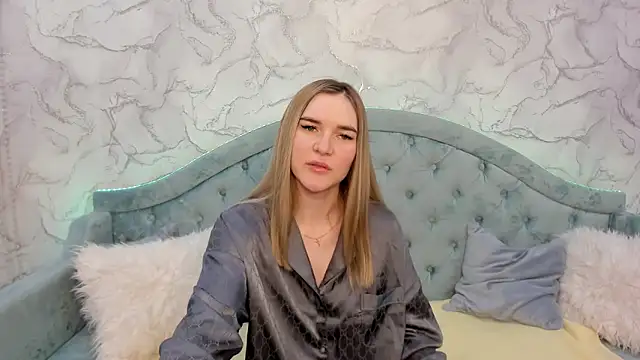 Snapshot of RoxyReignn chatting on 05/27/26, 01:57 RoxyReignn online show from 05/27/26, 01:57