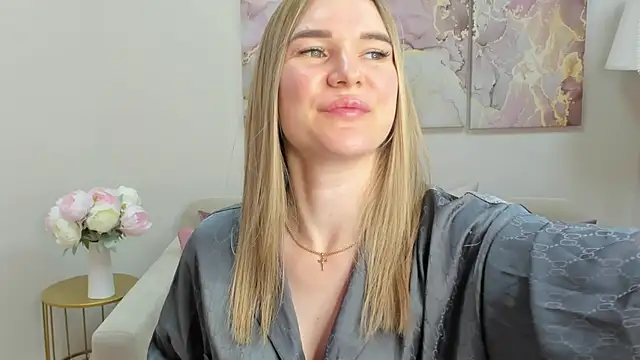 Snapshot of RoxyReignn chatting on 06/11/26, 12:32 RoxyReignn online show from 06/11/26, 12:32