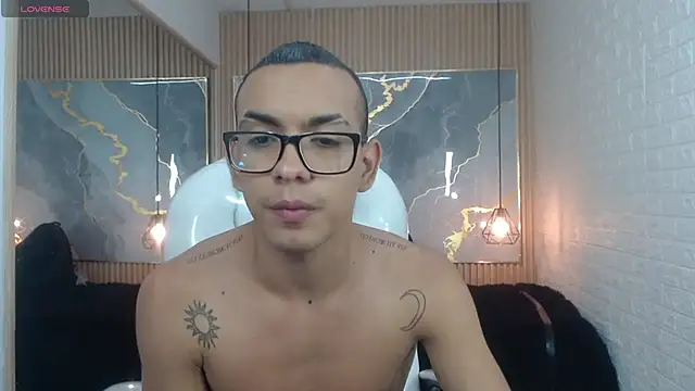 maximiliano hotdevil online show from 05/25/26, 05:02