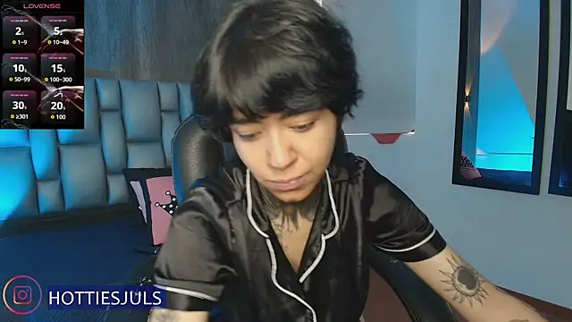 Snapshot of hottiesjuls chatting on 07/15/26, 06:57 hottiesjuls online show from 07/15/26, 06:57