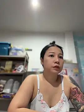 Snapshot of LINDA_HD chatting on 06/17/26, 02:18 LINDA HD online show from 06/17/26, 02:18