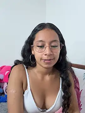 Snapshot of Violetlove_ chatting on 06/24/26, 04:00 Violetlove online show from 06/24/26, 04:00