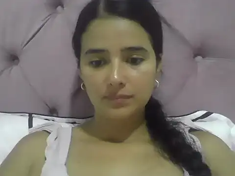 Snapshot of micaelamoreno18 chatting on 05/31/26, 02:20 micaelamoreno18 online show from 05/31/26, 02:20