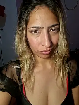 Snapshot of Angelinaxxx1995 chatting on 05/27/26, 11:35 Angelinaxxx1995 online show from 05/27/26, 11:35