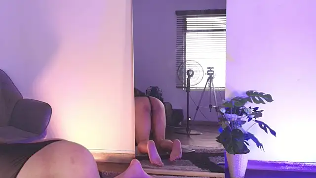 Snapshot of AshleyMonroee__ chatting on 06/21/26, 02:08 AshleyMonroee online show from 06/21/26, 02:08