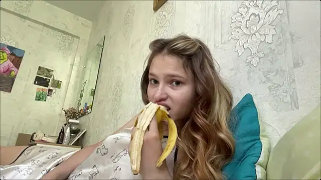Snapshot of HeIen_cute chatting on 06/30/26, 06:25 HeIen cute online show from 06/30/26, 06:25