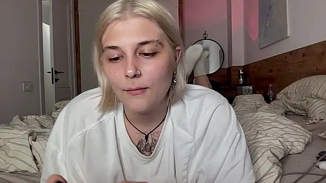Snapshot of Ella_Bloom chatting on 07/15/26, 06:46 Ella Bloom online show from 07/15/26, 06:46