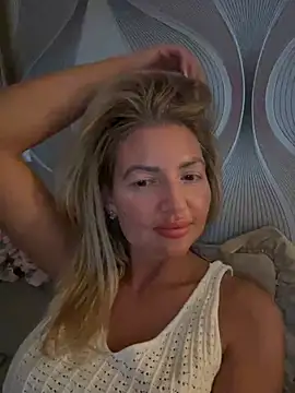 Snapshot of szexicicamica chatting on 06/11/26, 06:28 szexicicamica online show from 06/11/26, 06:28