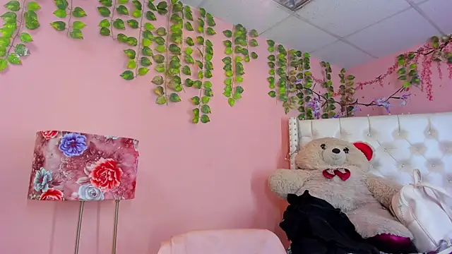 Snapshot of valentinee_xo chatting on 06/16/26, 12:46 valentinee xo online show from 06/16/26, 12:46