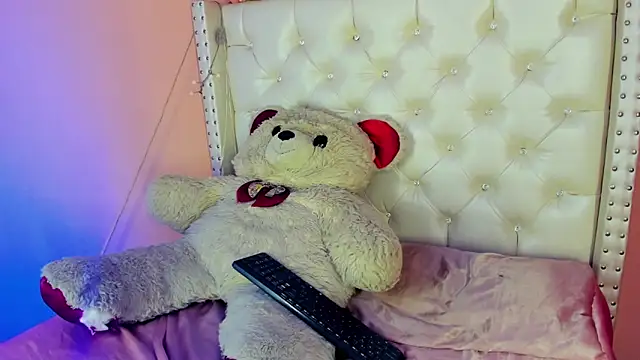 Snapshot of valentinee_xo chatting on 06/19/26, 05:01 valentinee xo online show from 06/19/26, 05:01