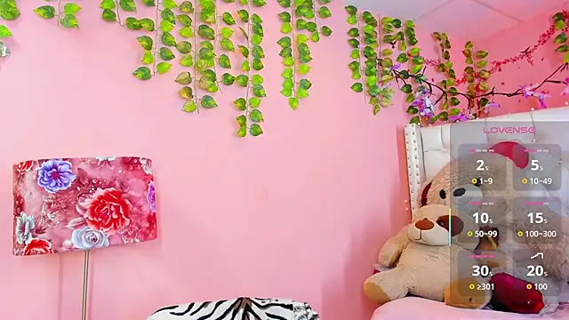 Snapshot of valentinee_xo chatting on 06/26/26, 05:12 valentinee xo online show from 06/26/26, 05:12