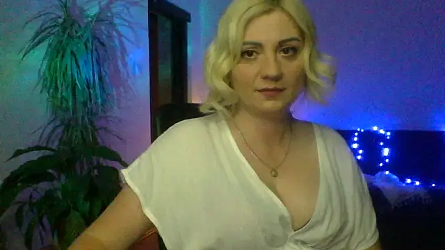 Snapshot of LunaaKiss chatting on 06/15/26, 08:44 LunaaKiss online show from 06/15/26, 08:44