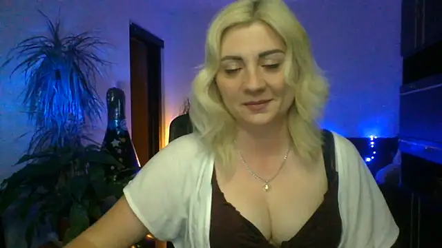 Snapshot of LunaaKiss chatting on 06/18/26, 07:40 LunaaKiss online show from 06/18/26, 07:40