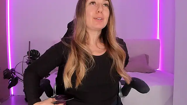 Snapshot of LindaWhite_ chatting on 11/20/25, 05:23 LindaWhite online show from 11/20/25, 05:23