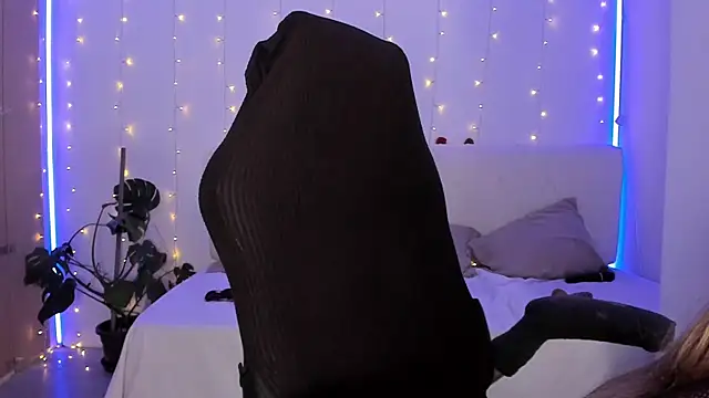 Snapshot of LindaWhite_ chatting on 12/03/25, 10:52 LindaWhite online show from 12/03/25, 10:52