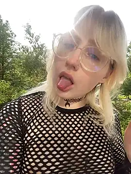 Snapshot of xp_blondie chatting on 06/14/26, 01:24 xp blondie online show from 06/14/26, 01:24