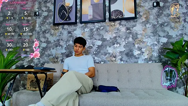 Snapshot of Maximiliano_Young chatting on 06/15/26, 01:24 Maximiliano Young online show from 06/15/26, 01:24