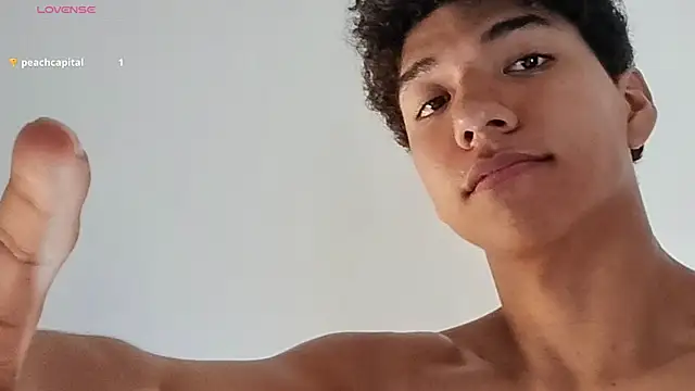 Snapshot of Maximiliano_Young chatting on 07/15/26, 12:32 Maximiliano Young online show from 07/15/26, 12:32