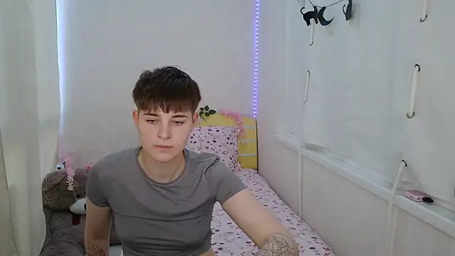 EmyHills online show from 06/18/26, 02:32