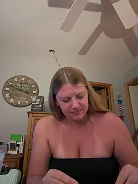 Snapshot of allyanalangell chatting on 07/25/26, 03:48 allyanalangell online show from 07/25/26, 03:48