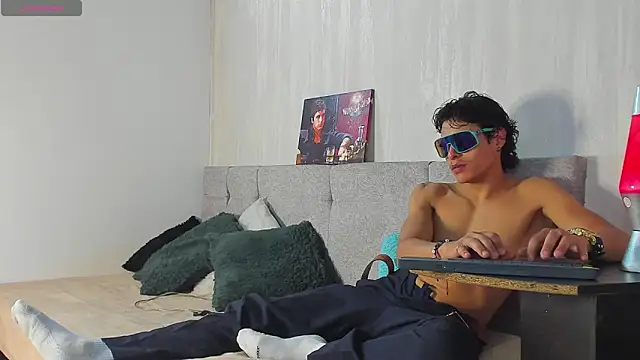 tommyhot7 online show from 06/12/26, 08:19