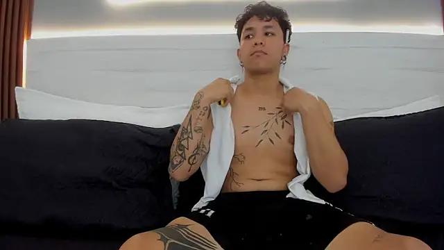 Snapshot of Liam__fox chatting on 06/04/26, 01:17 Liam fox online show from 06/04/26, 01:17
