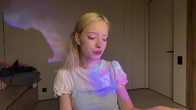 Snapshot of Anny_qte chatting on 06/22/26, 05:43 Anny qte online show from 06/22/26, 05:43