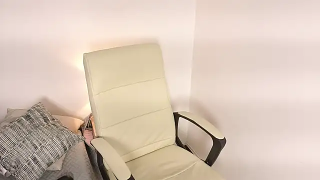 zoemoon1  online show from 07/18/26, 04:05