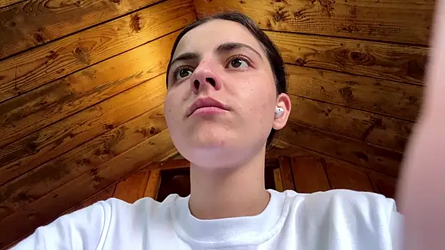 Snapshot of MarisaKomar chatting on 07/16/26, 01:17 MarisaKomar online show from 07/16/26, 01:17