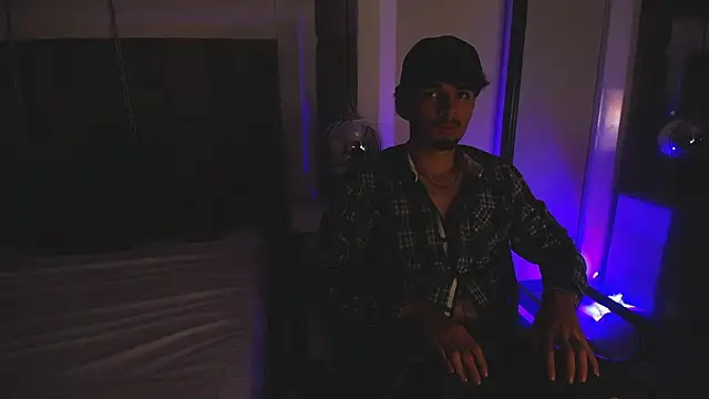 Snapshot of LucasThomson_ chatting on 06/19/26, 04:28 LucasThomson online show from 06/19/26, 04:28