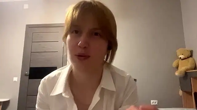 Snapshot of Mowhlntime chatting on 06/25/26, 01:49 Mowhlntime online show from 06/25/26, 01:49