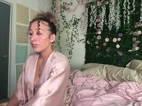 Snapshot of LyraCovee chatting on 06/07/26, 02:37 LyraCovee online show from 06/07/26, 02:37