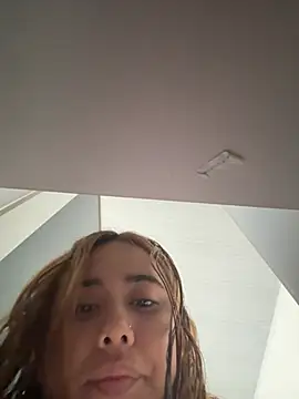 Snapshot of Issie_01 chatting on 06/28/26, 09:54 Issie 01 online show from 06/28/26, 09:54